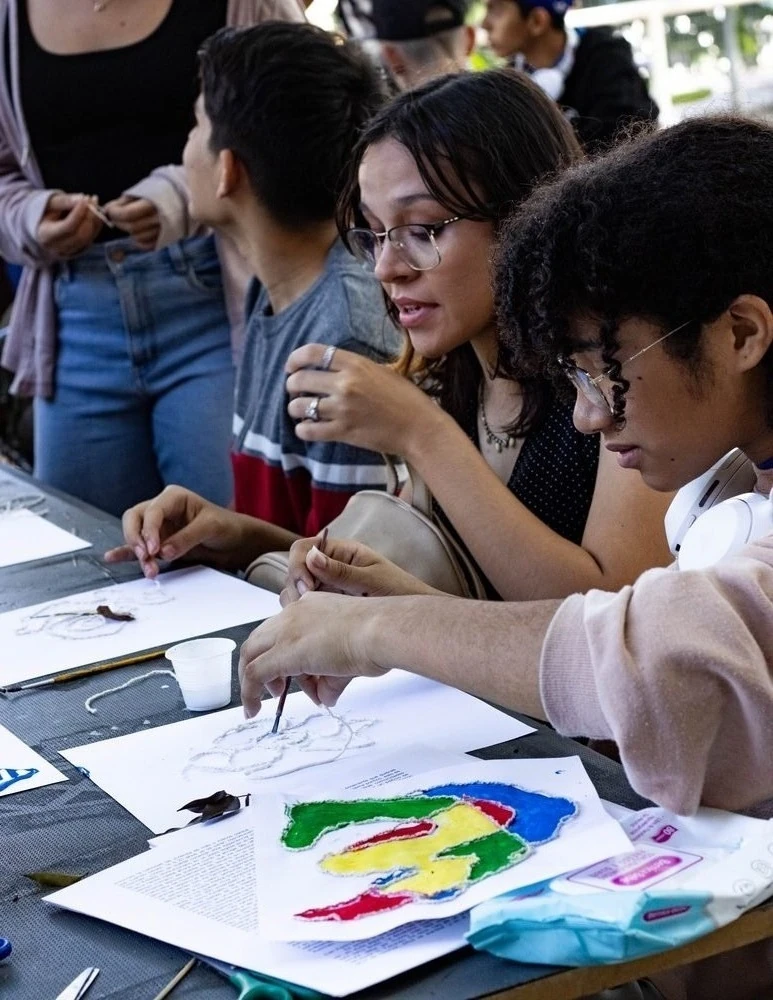 Jóvenes viviendo y aprendiendo