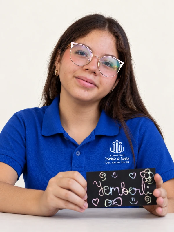 Participante ACAR mostrando su trabajo